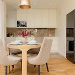 Deluxe Wronia 45 With Ac, Parking & Balcony By Renters Prestige Apartmán