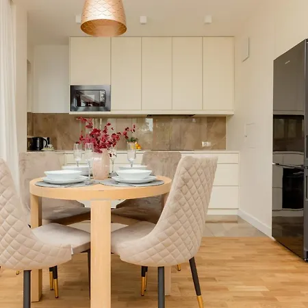 Deluxe Wronia 45 With Ac, Parking & Balcony By Renters Prestige Apartment