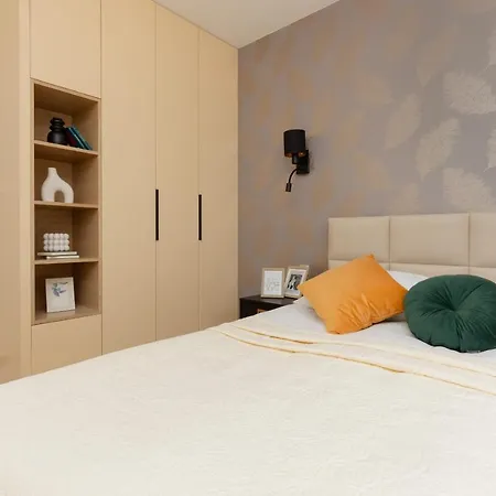 Lägenhet Deluxe Wronia 45 With Ac, Parking & Balcony By Renters Prestige