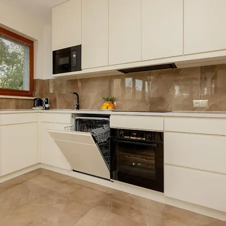 Deluxe Wronia 45 With Ac, Parking & Balcony By Renters Prestige Apartment *