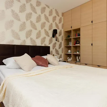 Deluxe Wronia 45 With Ac, Parking & Balcony By Renters Prestige Warschau